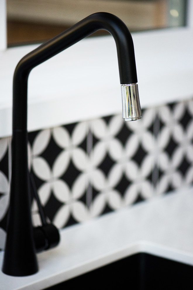 Design ideas for a mid-sized contemporary l-shaped eat-in kitchen in Sydney with an undermount sink, flat-panel cabinets, white cabinets, quartz benchtops, black splashback, stainless steel appliances, with island, porcelain splashback, dark hardwood floors, black floor and white benchtop.