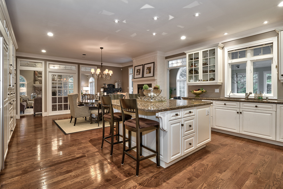 Example of a transitional kitchen design in Toronto