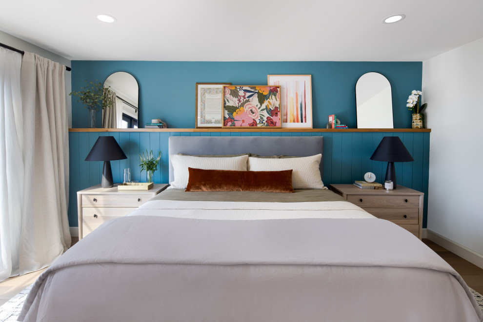 Mittelgroßes Maritimes Hauptschlafzimmer mit blauer Wandfarbe, hellem Holzboden, braunem Boden und Holzdielenwänden in San Diego