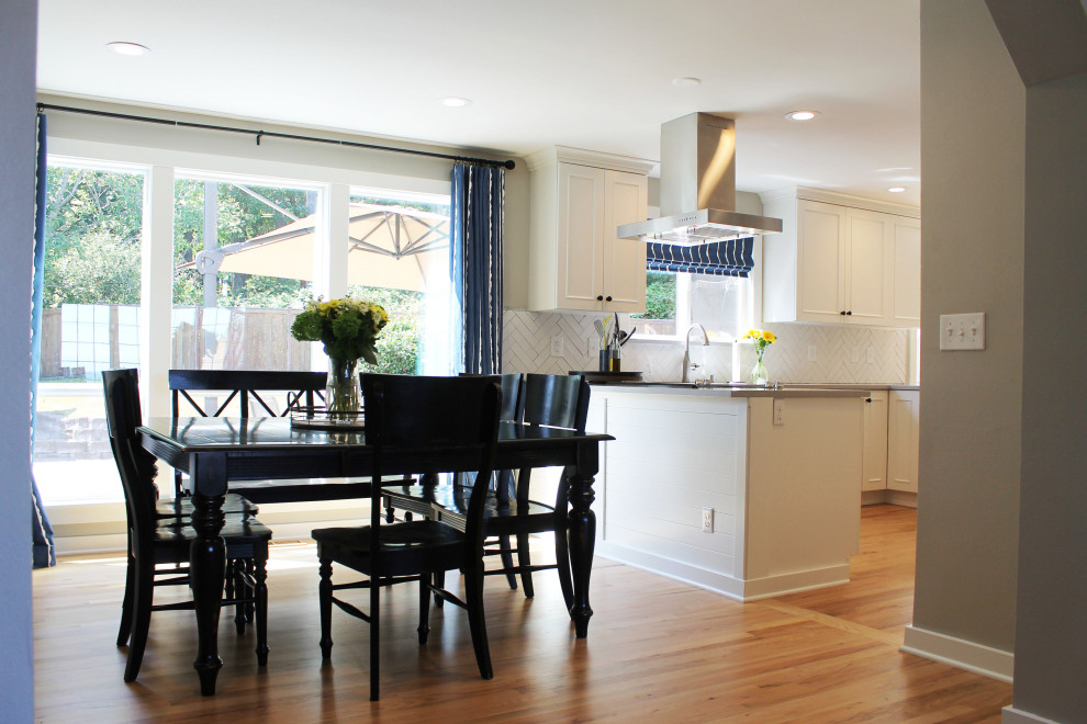 Mid-sized transitional u-shaped medium tone wood floor eat-in kitchen photo in Seattle with an undermount sink, shaker cabinets, white cabinets, quartz countertops, white backsplash, ceramic backsplash, stainless steel appliances, a peninsula and gray countertops