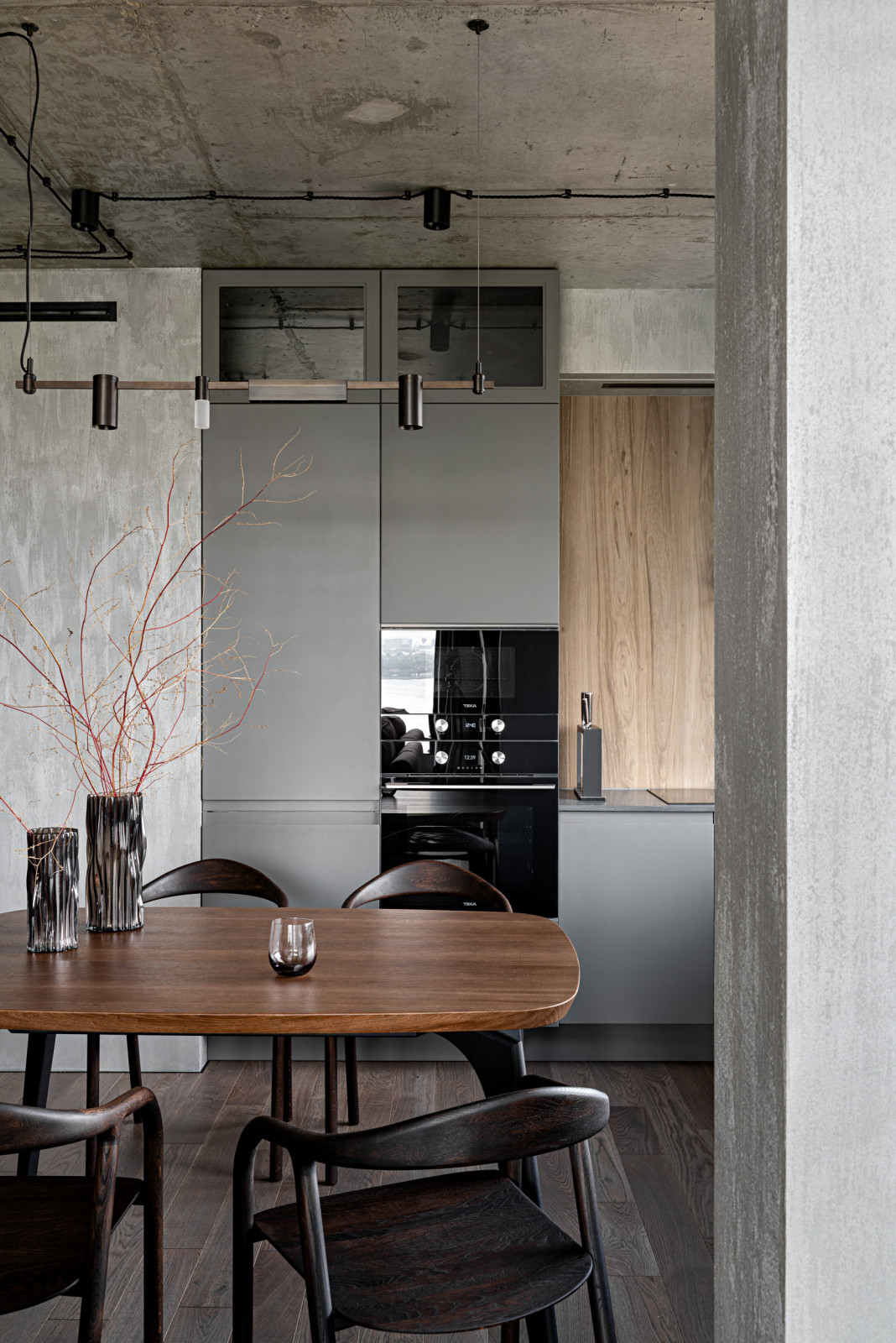 Бетонная квартира с ванной у окна