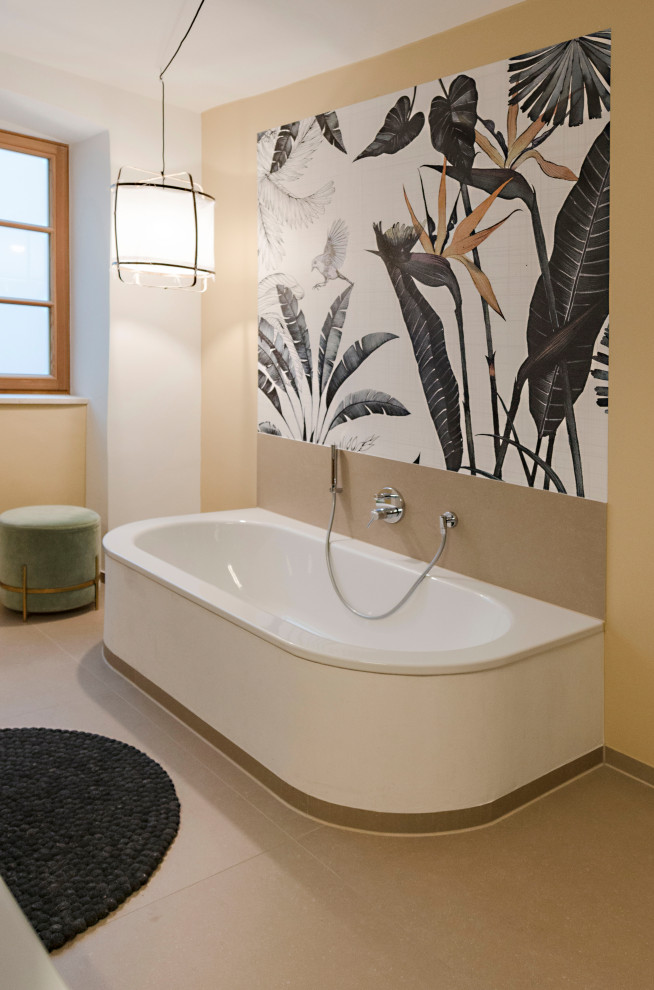 Cette image montre une salle de bain principale design de taille moyenne avec aucune cabine, meuble double vasque et meuble-lavabo suspendu.