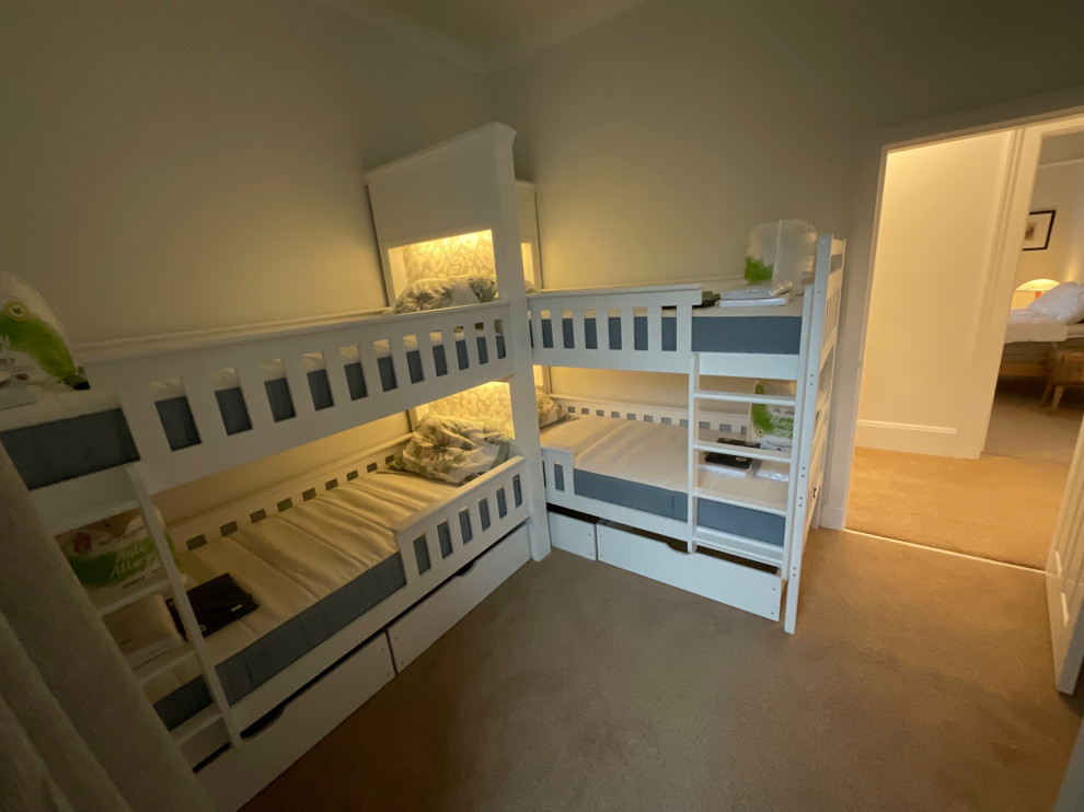 Foto på ett stort skandinaviskt flickrum kombinerat med sovrum och för 4-10-åringar
