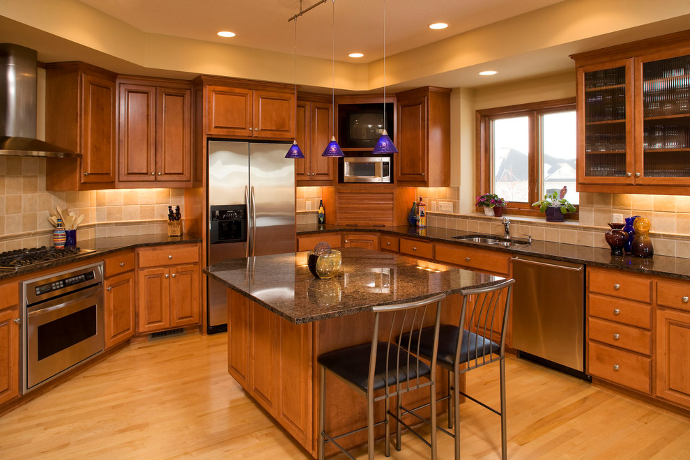 This is an example of a traditional kitchen in Minneapolis with granite benchtops and stainless steel appliances.