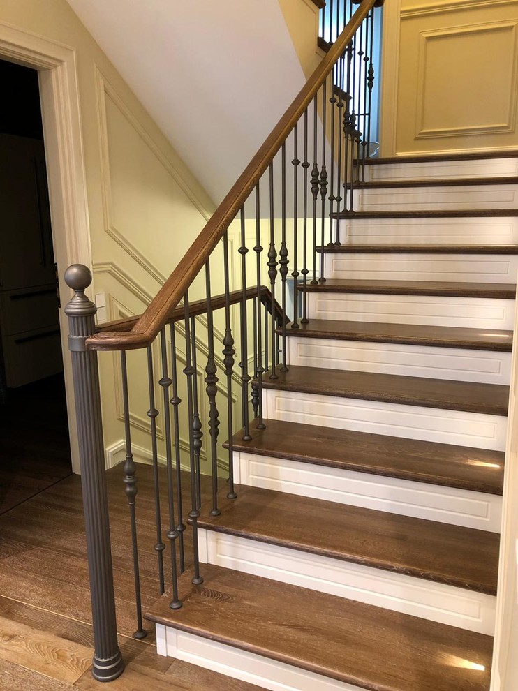 Облицовка лестниц из бетона с токарными стойками (2019)