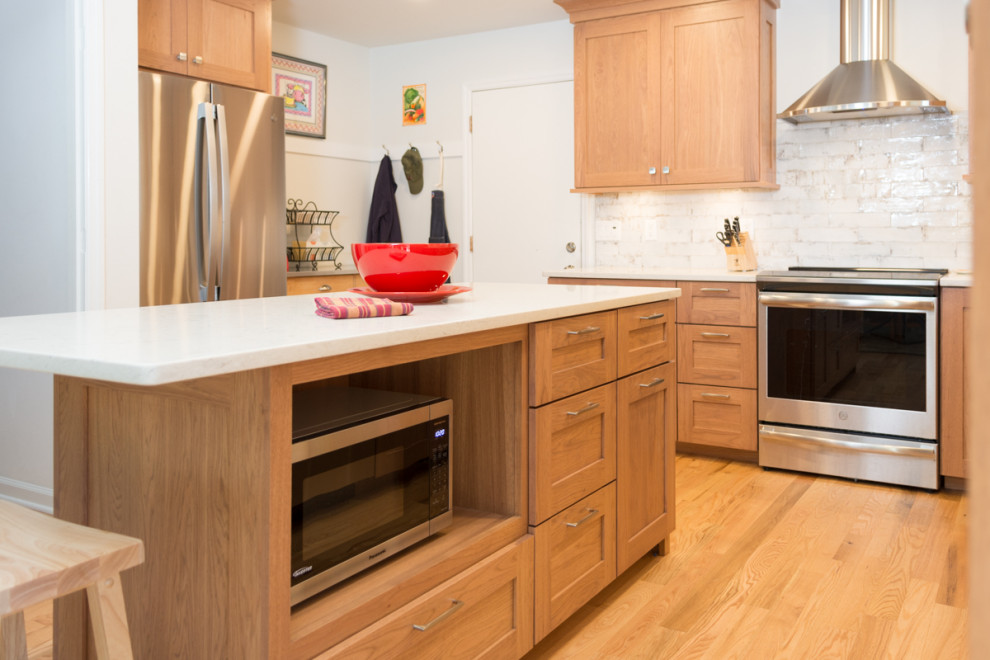 Example of a transitional u-shaped kitchen design with an island