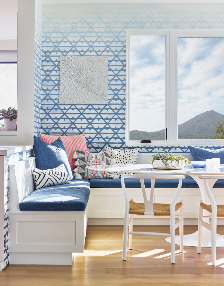 Источник вдохновения для домашнего уюта: большая столовая в стиле неоклассика (современная классика) с с кухонным уголком, синими стенами, светлым паркетным полом и обоями на стенах