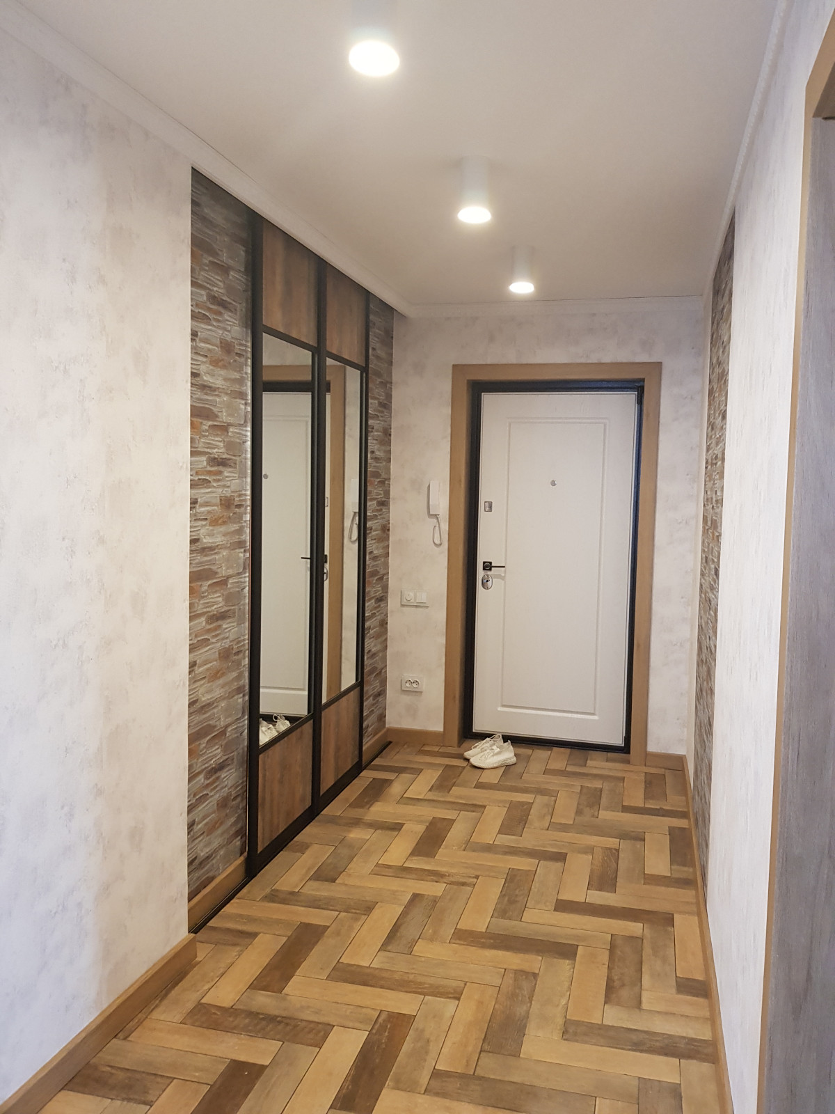 проект квартиры "Дикость_2020" прихожая и гардеробная