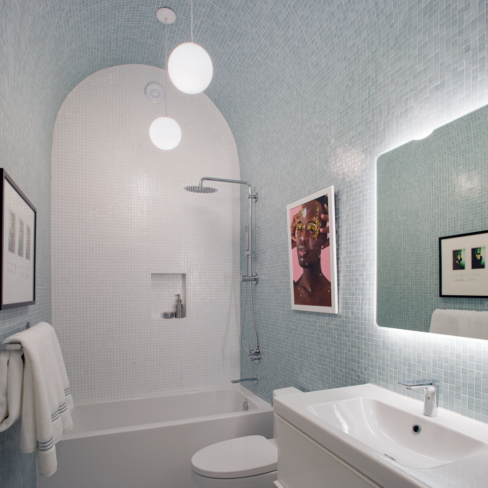 Idéer för ett mellanstort modernt vit badrum, med släta luckor, vita skåp, ett badkar i en alkov, en dusch i en alkov, en toalettstol med separat cisternkåpa, flerfärgad kakel, glaskakel, flerfärgade väggar, ett integrerad handfat, bänkskiva i kvarts och med dusch som är öppen