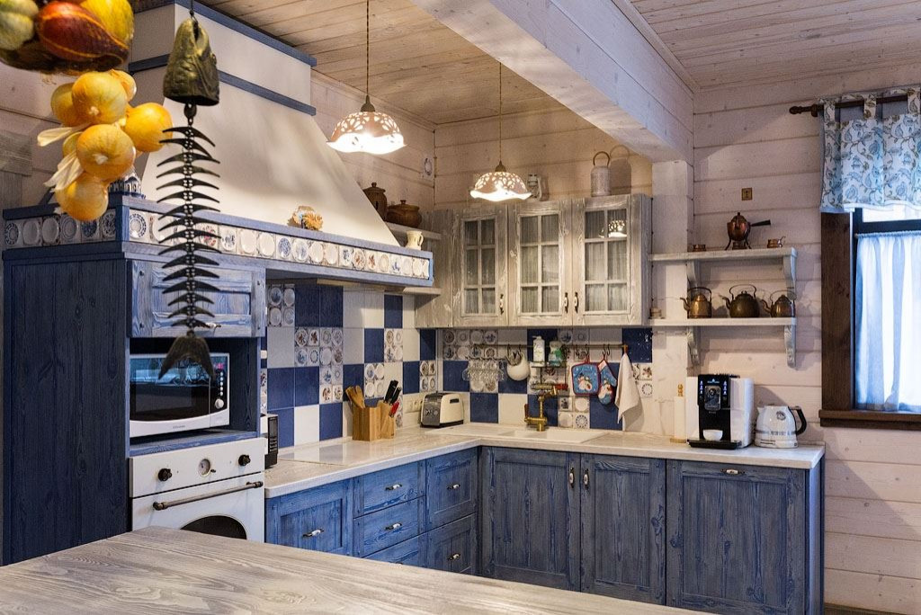 Синяя кухня-столовая для большой семьи