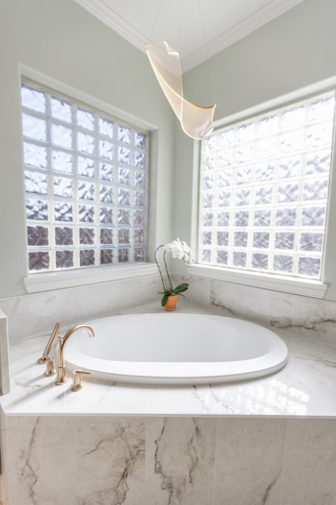 Пример оригинального дизайна: большой главный совмещенный санузел в стиле неоклассика (современная классика) с фасадами с утопленной филенкой, бежевыми фасадами, накладной ванной, душем в нише, унитазом-моноблоком, бежевой плиткой, керамогранитной плиткой, зелеными стенами, полом из керамогранита, врезной раковиной, столешницей из искусственного кварца, бежевым полом, душем с распашными дверями, белой столешницей, тумбой под две раковины и встроенной тумбой