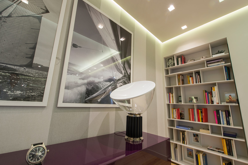 This is an example of a modern family room in Turin.
