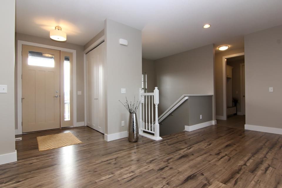 Example of a transitional entryway design in Cedar Rapids