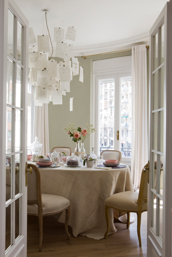 Modelo de comedor de tamaño medio cerrado con paredes beige, suelo de madera en tonos medios, suelo marrón, todas las chimeneas y marco de chimenea de madera