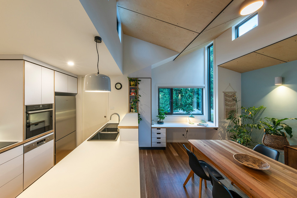 На фото: кухня-столовая среднего размера с светлым паркетным полом и потолком из вагонки