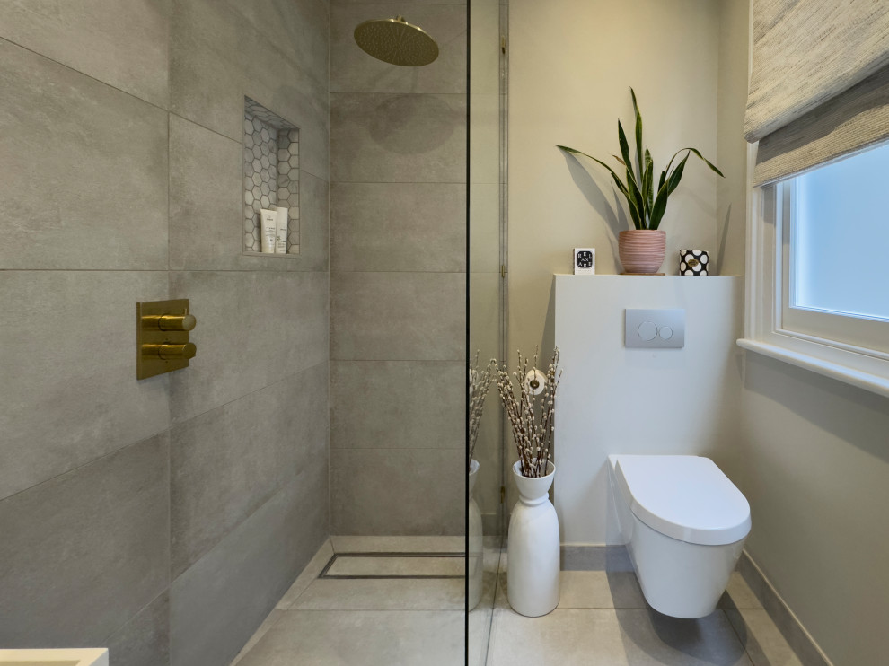 他の地域にあるお手頃価格の小さなコンテンポラリースタイルのおしゃれな浴室 (壁掛け式トイレ、セラミックタイルの床、オープンシャワー) の写真