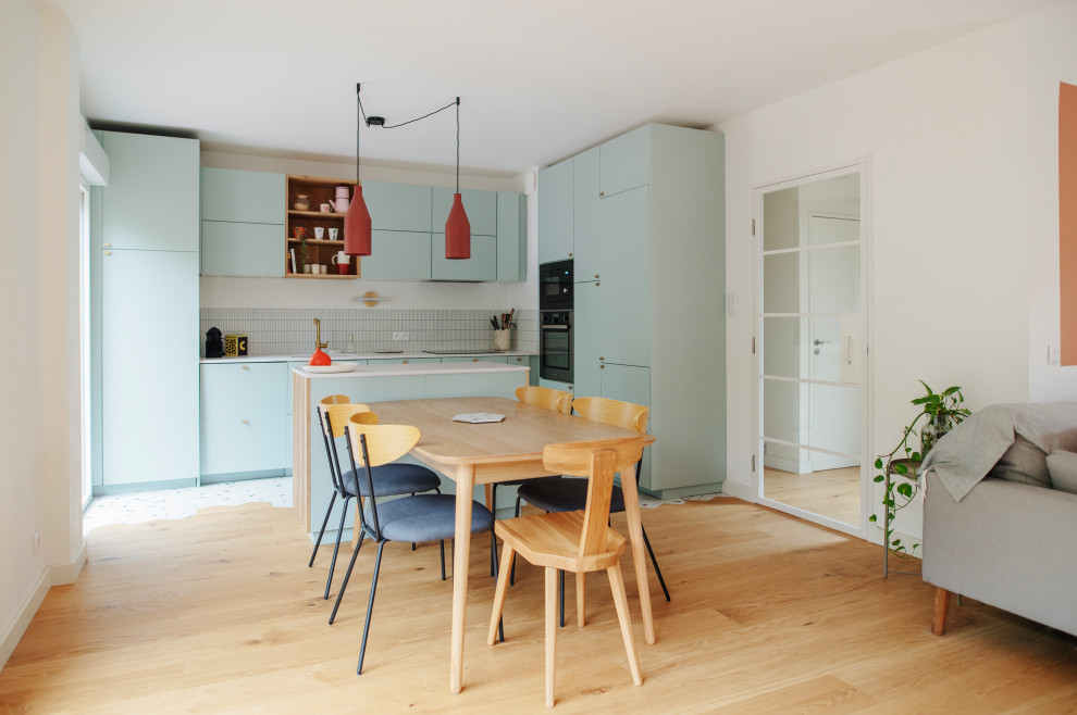 This is an example of a midcentury kitchen in Montpellier.