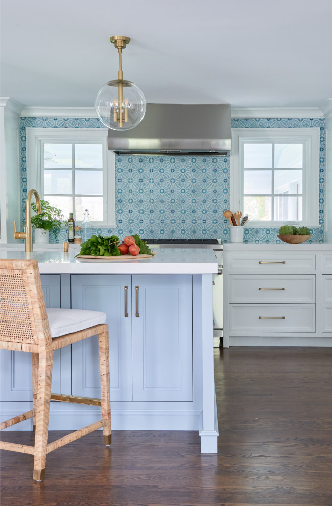 Inredning av ett modernt kök, med blått stänkskydd och stänkskydd i marmor