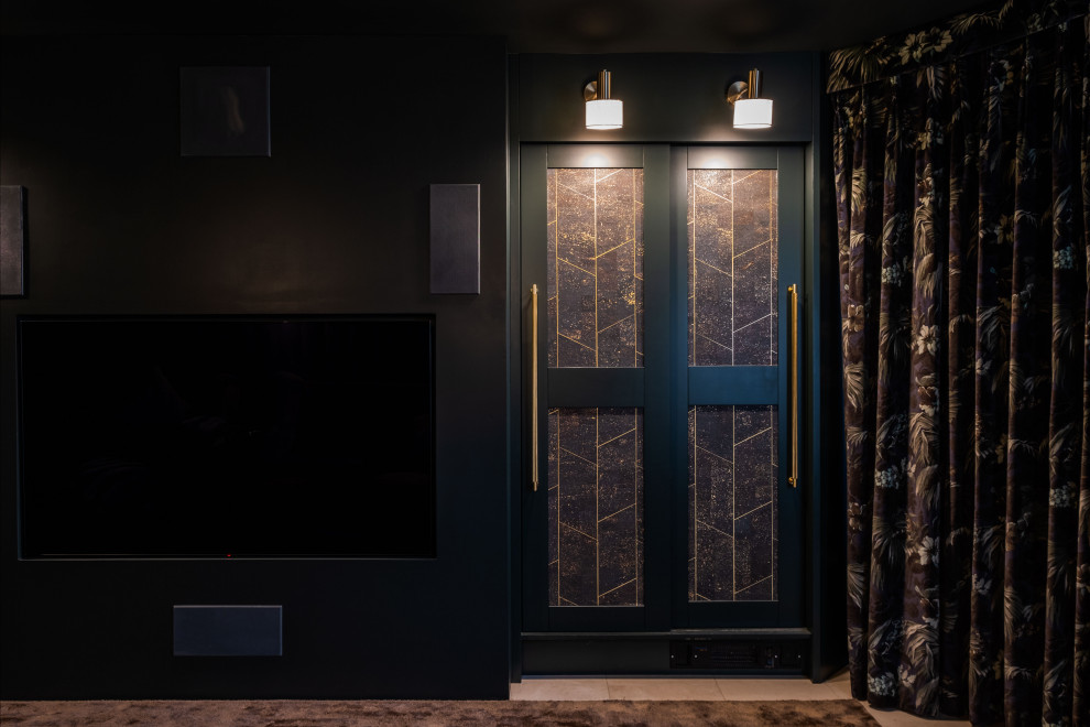 Mittelgroßes, Abgetrenntes Modernes Heimkino mit blauer Wandfarbe, Keramikboden, Multimediawand und beigem Boden in Sussex