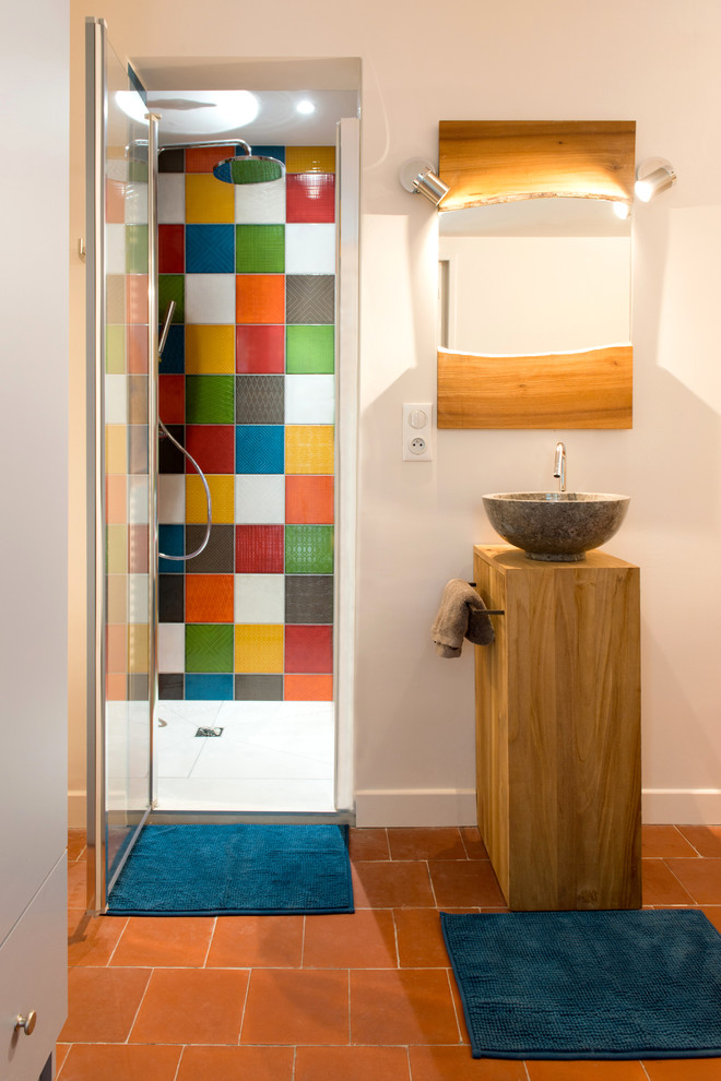 Inspiration for a small modern kids bathroom in Bordeaux with a curbless shower, multi-coloured tile, ceramic tile, beige walls, terra-cotta floors, a drop-in sink, wood benchtops and brown floor.