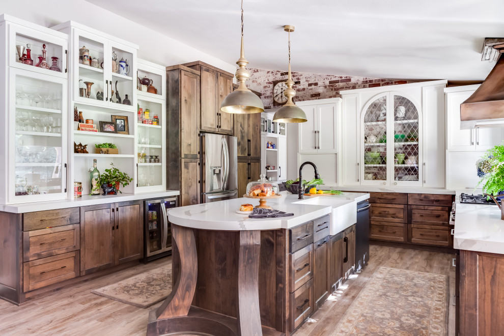 Photo of a mid-sized traditional u-shaped open plan kitchen in Sacramento with a farmhouse sink, shaker cabinets, medium wood cabinets, quartz benchtops, coloured appliances, vinyl floors, with island, brown floor and white benchtop.