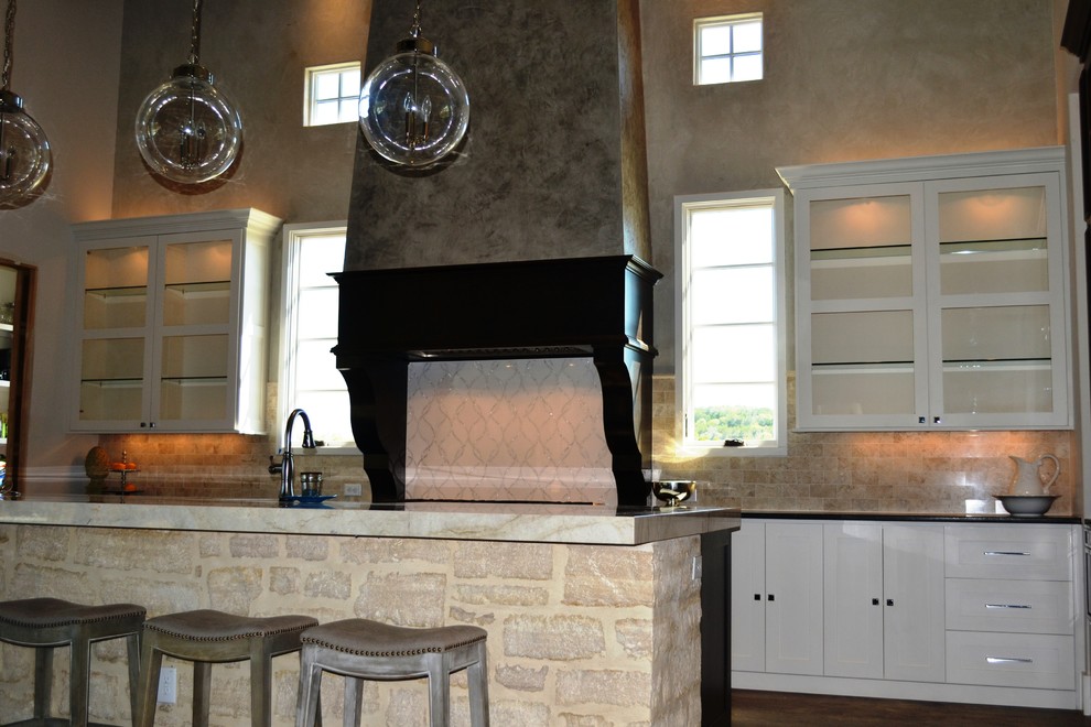 Kitchen - transitional kitchen idea in Austin