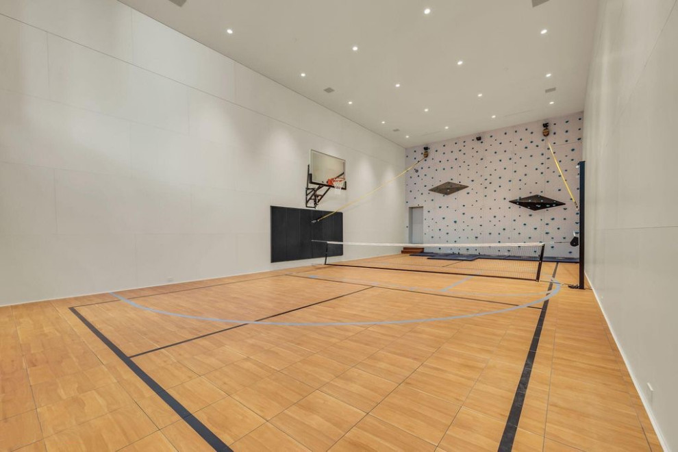 Idee per un'ampia palestra in casa moderna con pavimento in legno massello medio, pavimento marrone e soffitto in legno