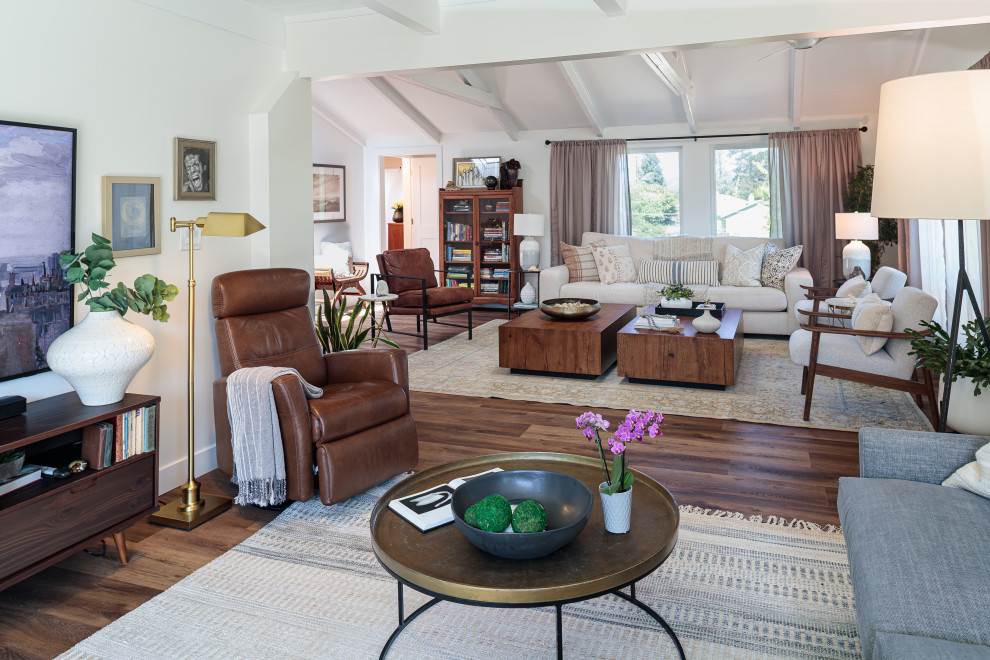 Foto di un ampio soggiorno chic con pareti bianche, pavimento in laminato, TV a parete, pavimento marrone e soffitto a volta