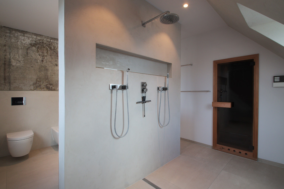 Badezimmer With grauen Schränken, offener Dusche, Wandtoilette, Aufsatzwaschbecken, beigem Boden and grauer Waschtischplatte in Berlin