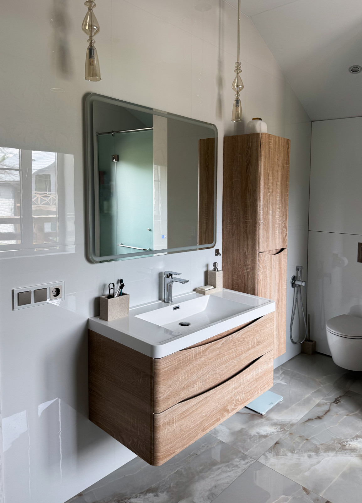 Объемная раковина и пенал для хранения в ванной