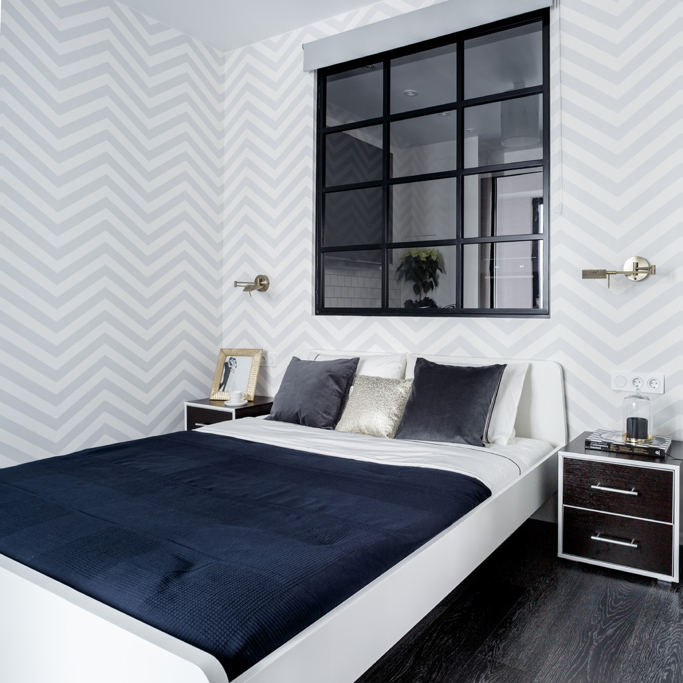 Diseño de dormitorio principal contemporáneo pequeño con suelo laminado, suelo negro y paredes multicolor