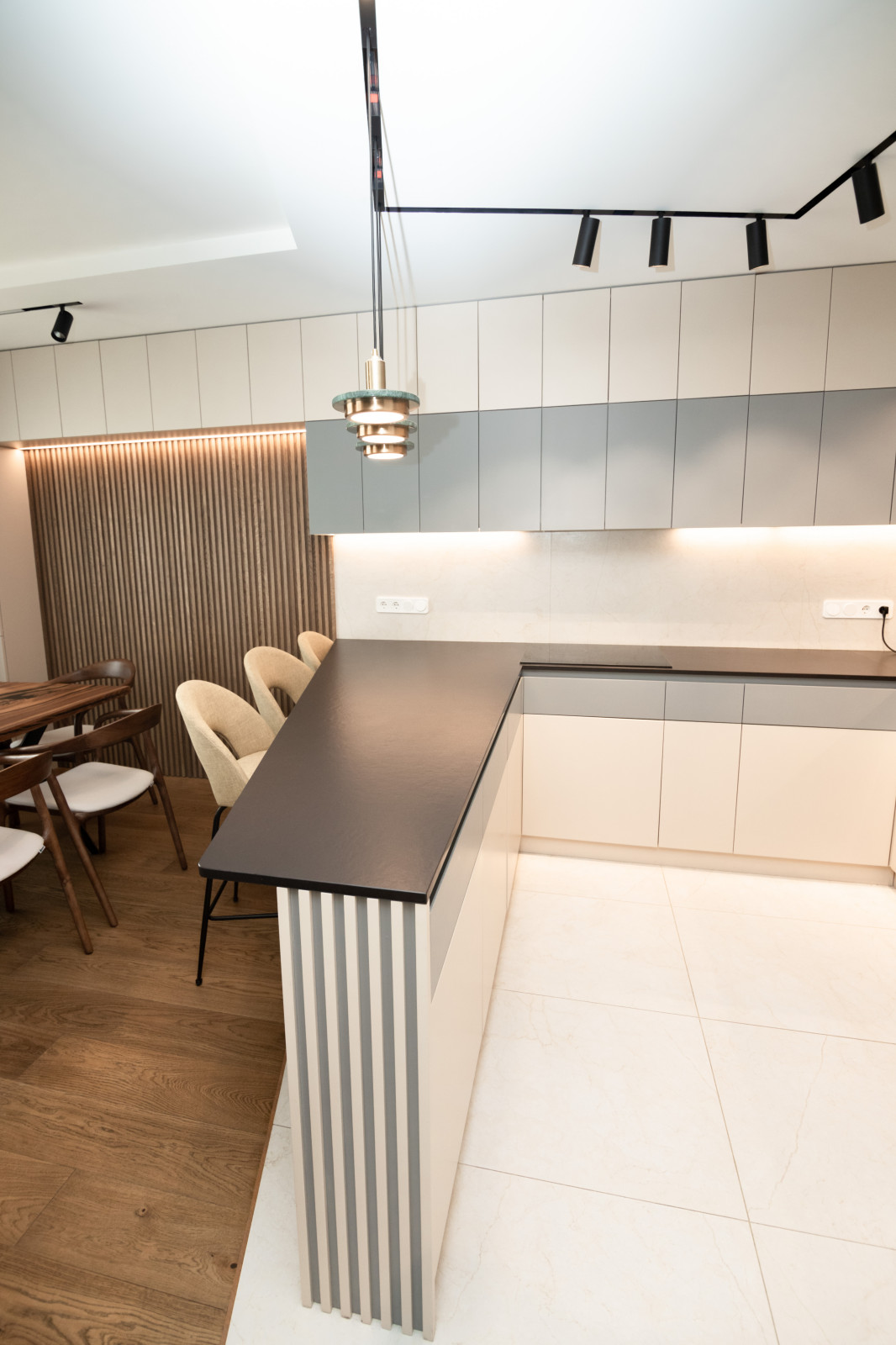 Современная кухня-гостиная с необычной барной стойкой и ТВ-зоной