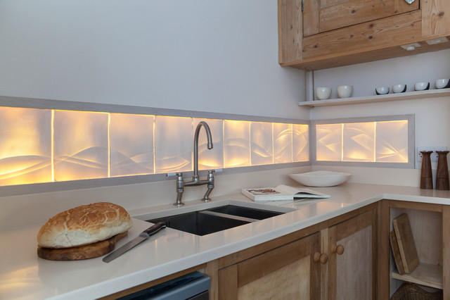 Rising Tide: Kitchen Splashback contemporary-koek