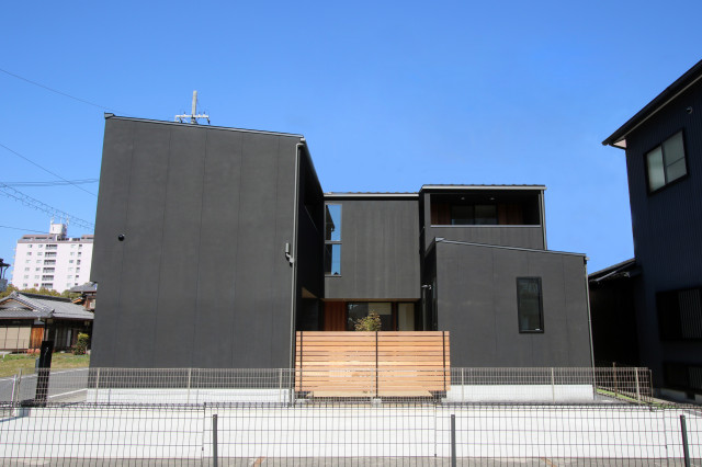 黒の家 moderno-fachada