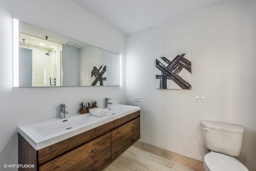 Transitional home design photo in Chicago