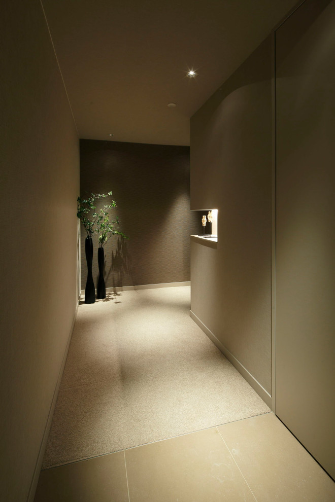 Immagine di un corridoio moderno di medie dimensioni con pareti beige, moquette, una porta singola, una porta marrone, pavimento beige, soffitto in carta da parati e carta da parati