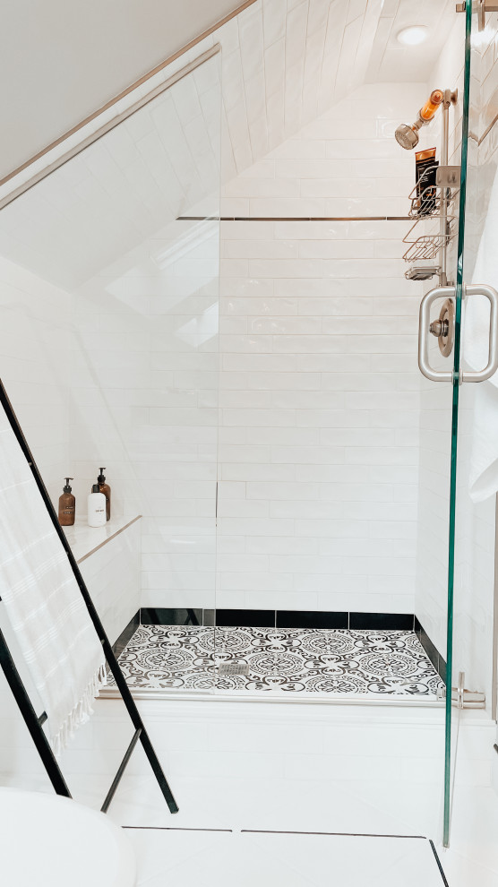 Aménagement d'une petite douche en alcôve principale scandinave avec WC à poser, un carrelage noir et blanc, des carreaux de céramique, un mur gris, un sol en carrelage de céramique, un sol blanc, une cabine de douche à porte battante, un banc de douche, meuble-lavabo encastré et un plafond voûté.