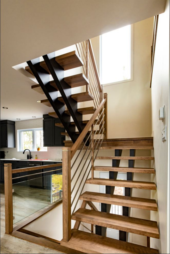 Источник вдохновения для домашнего уюта: большая п-образная деревянная лестница в скандинавском стиле с деревянными ступенями и перилами из смешанных материалов