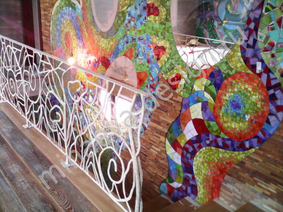Ручная мозаика в стиле Гауди (25 кв.м), лестничный пролет