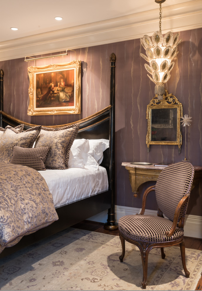 Свежая идея для дизайна: гостевая спальня среднего размера, (комната для гостей) с фиолетовыми стенами, темным паркетным полом, фасадом камина из камня, коричневым полом и обоями на стенах без камина - отличное фото интерьера