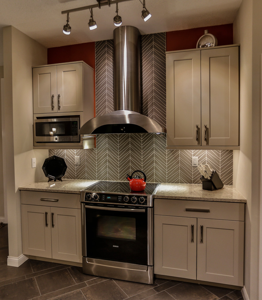 Photo of a mid-sized contemporary open plan kitchen in Indianapolis with a double-bowl sink, shaker cabinets, white cabinets, grey splashback and stainless steel appliances.