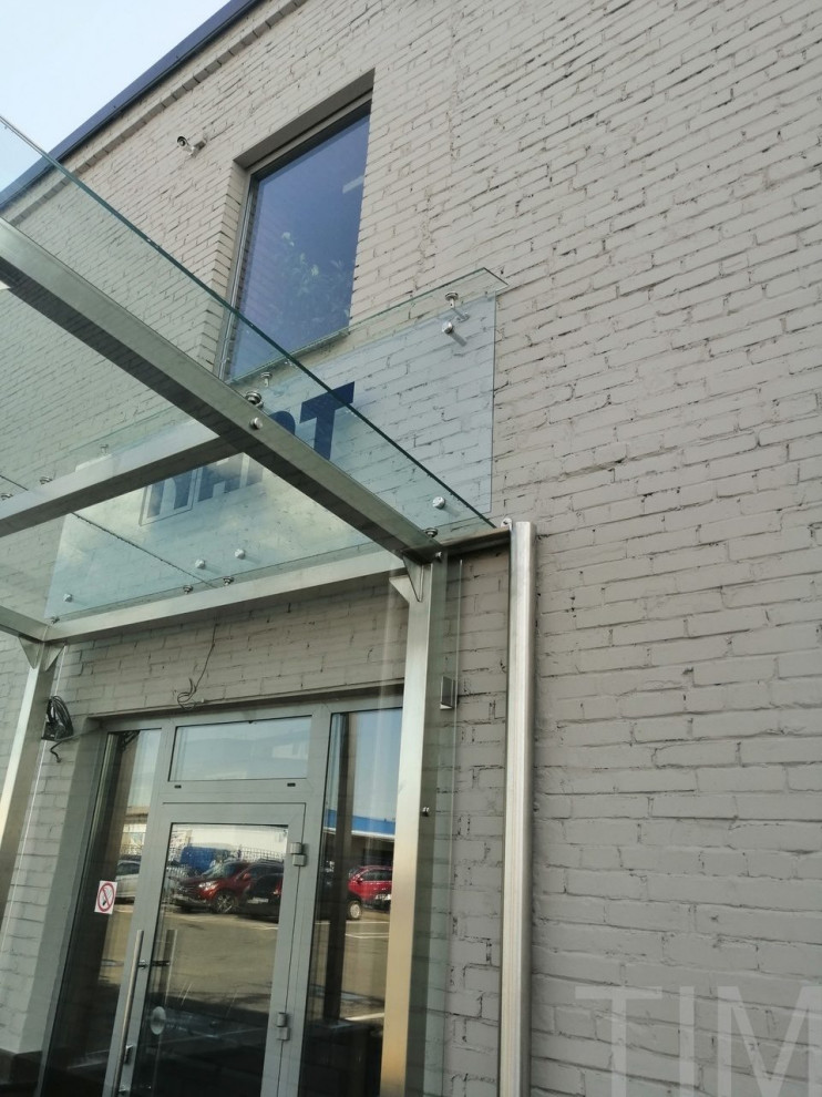 Стеклянный козырек на вертикальных опорах