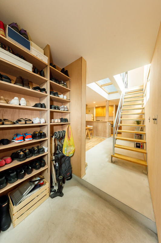 Photo of a medium sized modern boot room in Tokyo Suburbs with beige walls, concrete flooring, grey floors, a wallpapered ceiling and wallpapered walls.