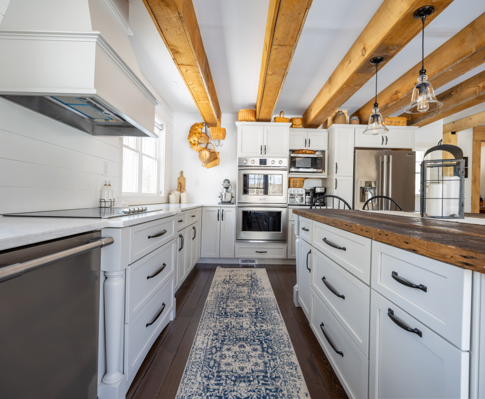 Idéer för att renovera ett stort lantligt vit vitt kök, med en rustik diskho, skåp i shakerstil, grå skåp, marmorbänkskiva, vitt stänkskydd, rostfria vitvaror, mörkt trägolv, en köksö och brunt golv