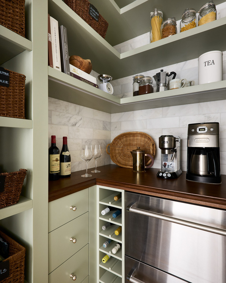Exempel på ett litet klassiskt brun brunt kök, med släta luckor, gröna skåp, träbänkskiva, vitt stänkskydd, stänkskydd i marmor, rostfria vitvaror, ljust trägolv och brunt golv