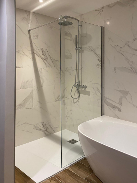 R&eacute;novation d'une ferme &agrave; Annecy minimalistisch-badezimmer