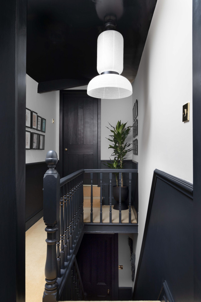 Idee per un piccolo ingresso o corridoio tradizionale con pareti nere, pavimento con piastrelle in ceramica e pavimento giallo