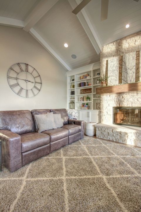 Transitional home design photo in Chicago