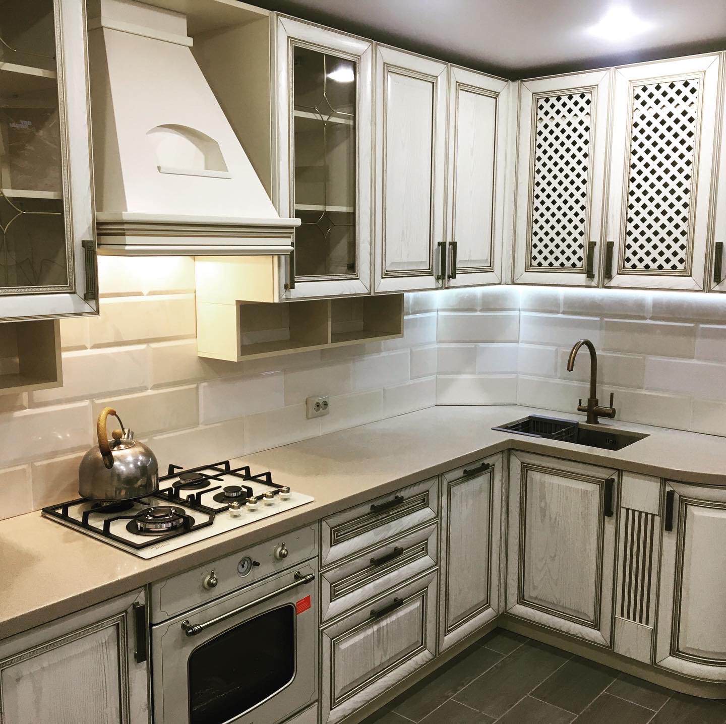 массив ясеня с патиной бронза, каменная столешница