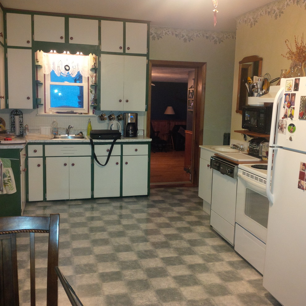 Transitional home design photo in Toronto